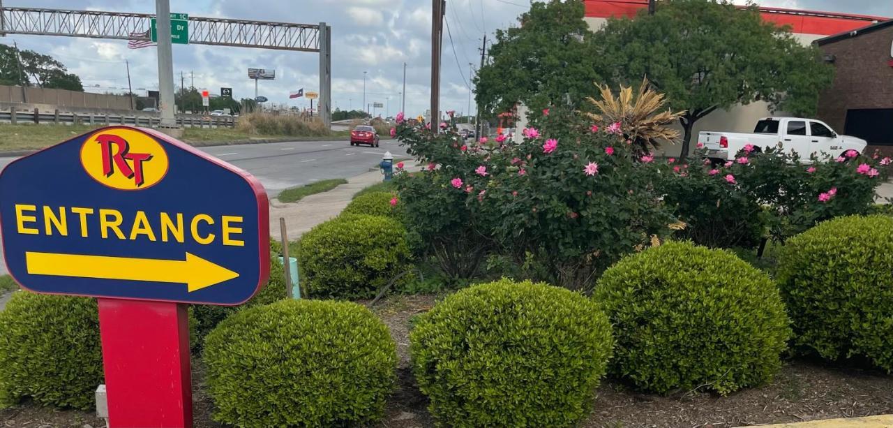Raintree Inn And Suites Houston Exterior photo